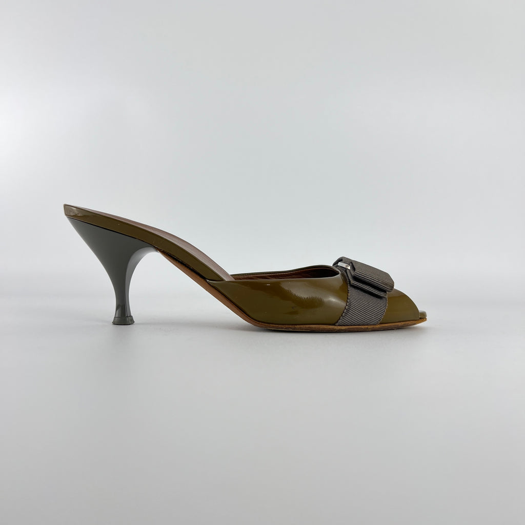 Ferragamo | Vara Bow Khaki Patent Leather Peep Toe Sandal Slide Mules (35.5, 5.5)