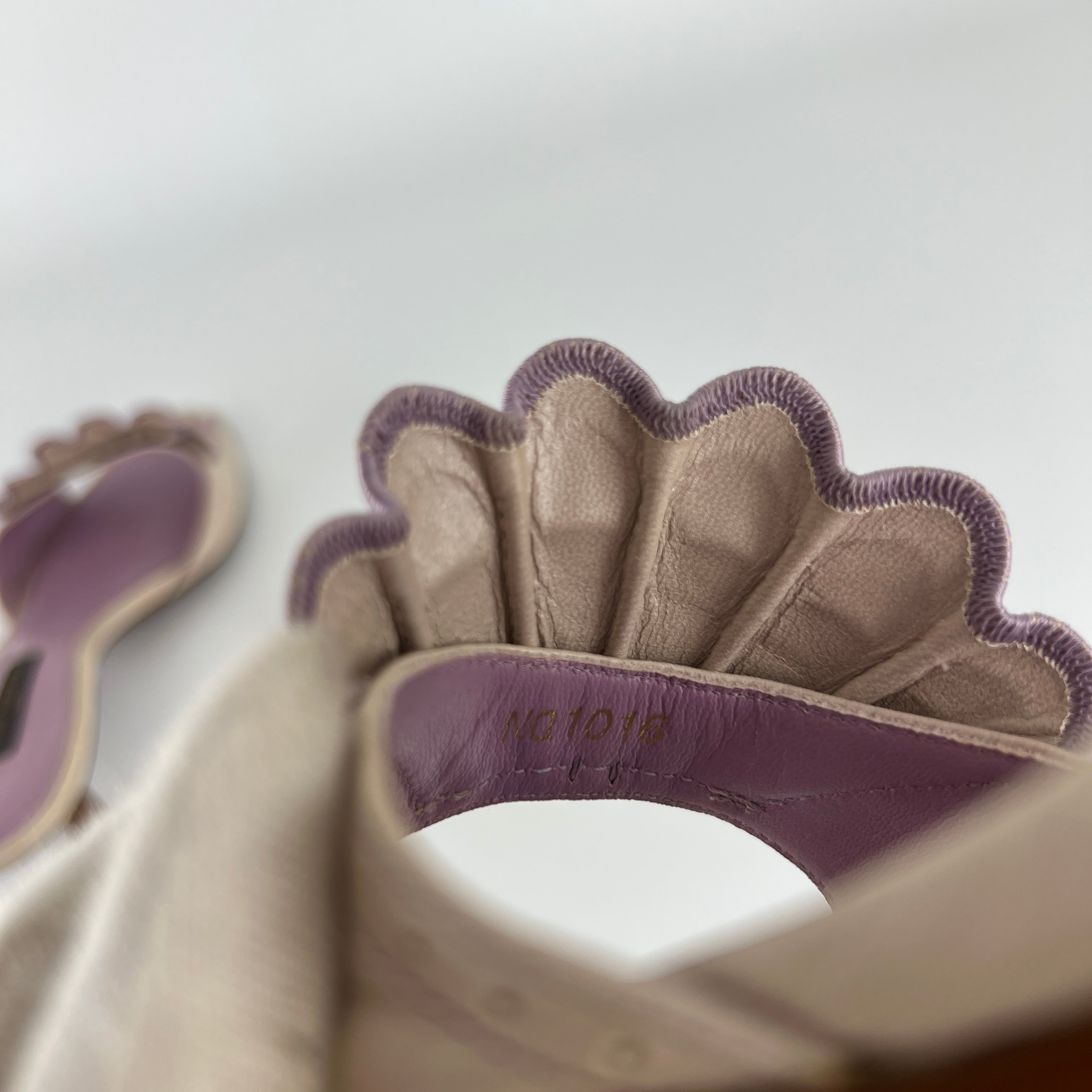 Louis Vuitton | Vintage Scallop Fan Lavender Beige Leather Kitten Heel Mules (35)