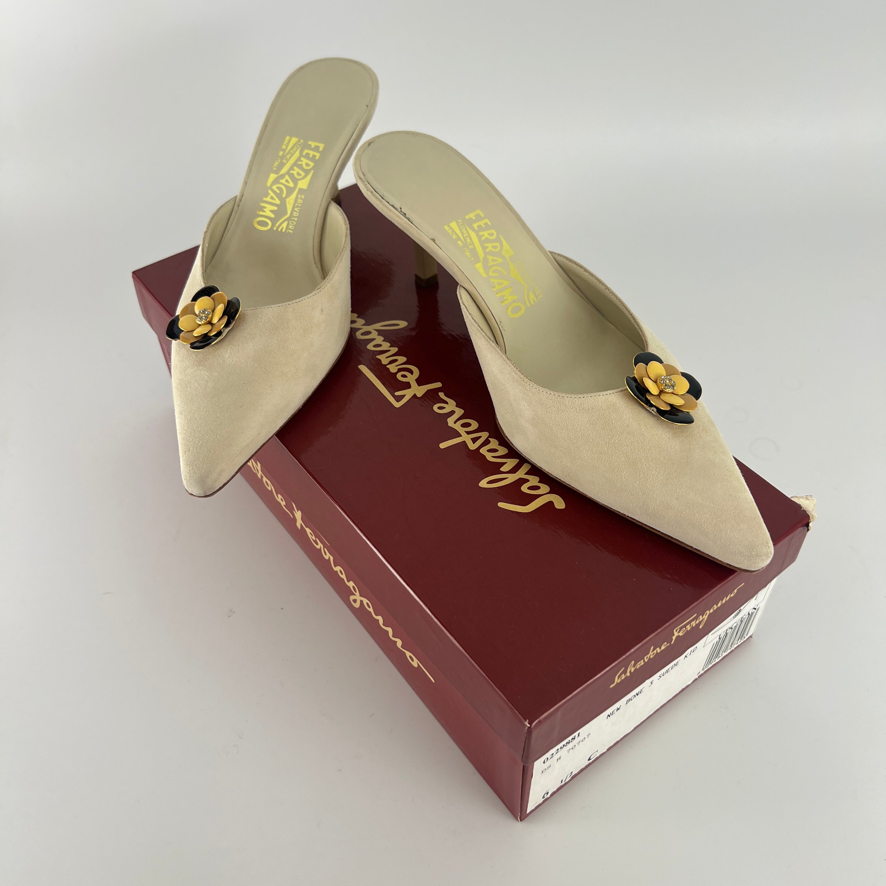 Ferragamo | Noblesse White Sued Leather Metal Flower Applique Pointed Toe Mule (36.5)