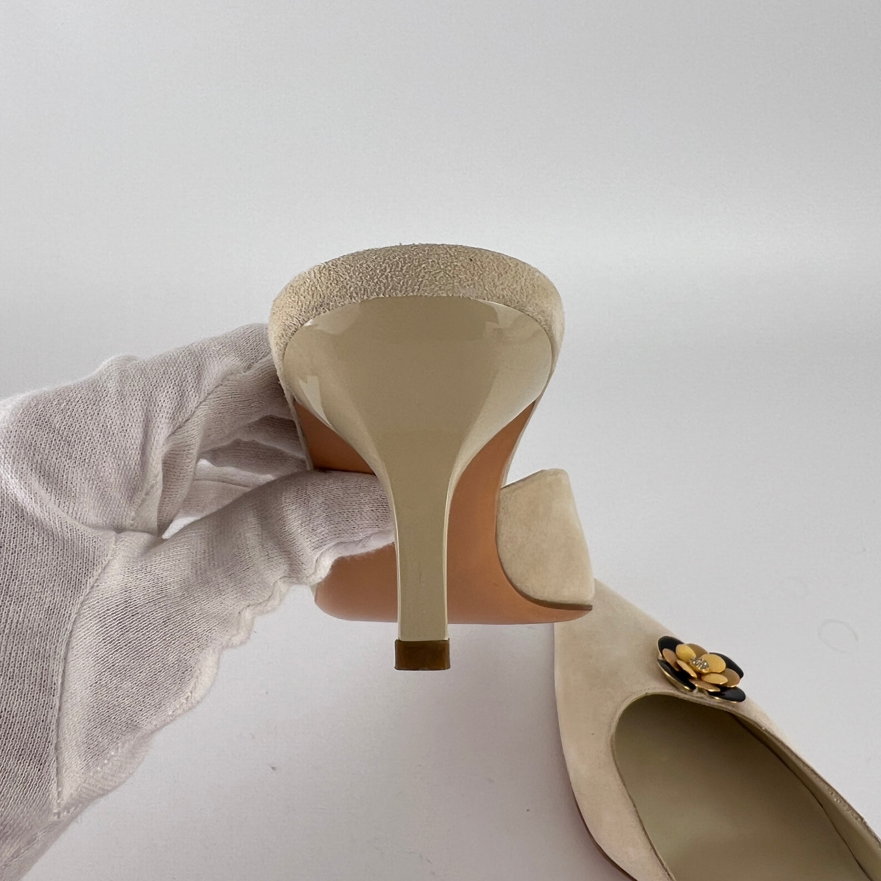 Ferragamo | Noblesse White Sued Leather Metal Flower Applique Pointed Toe Mule (36.5)