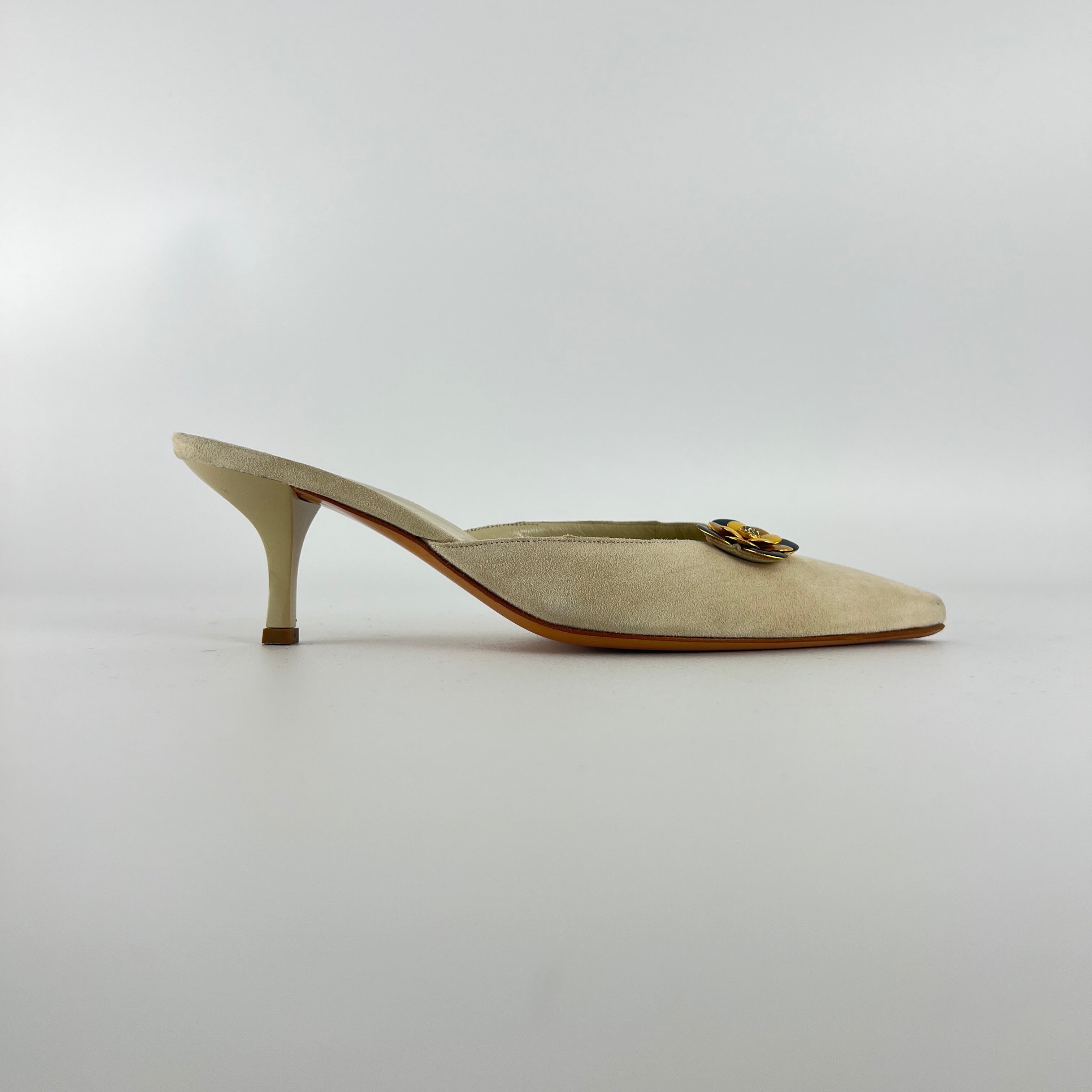 Ferragamo | Noblesse White Sued Leather Metal Flower Applique Pointed Toe Mule (36.5)