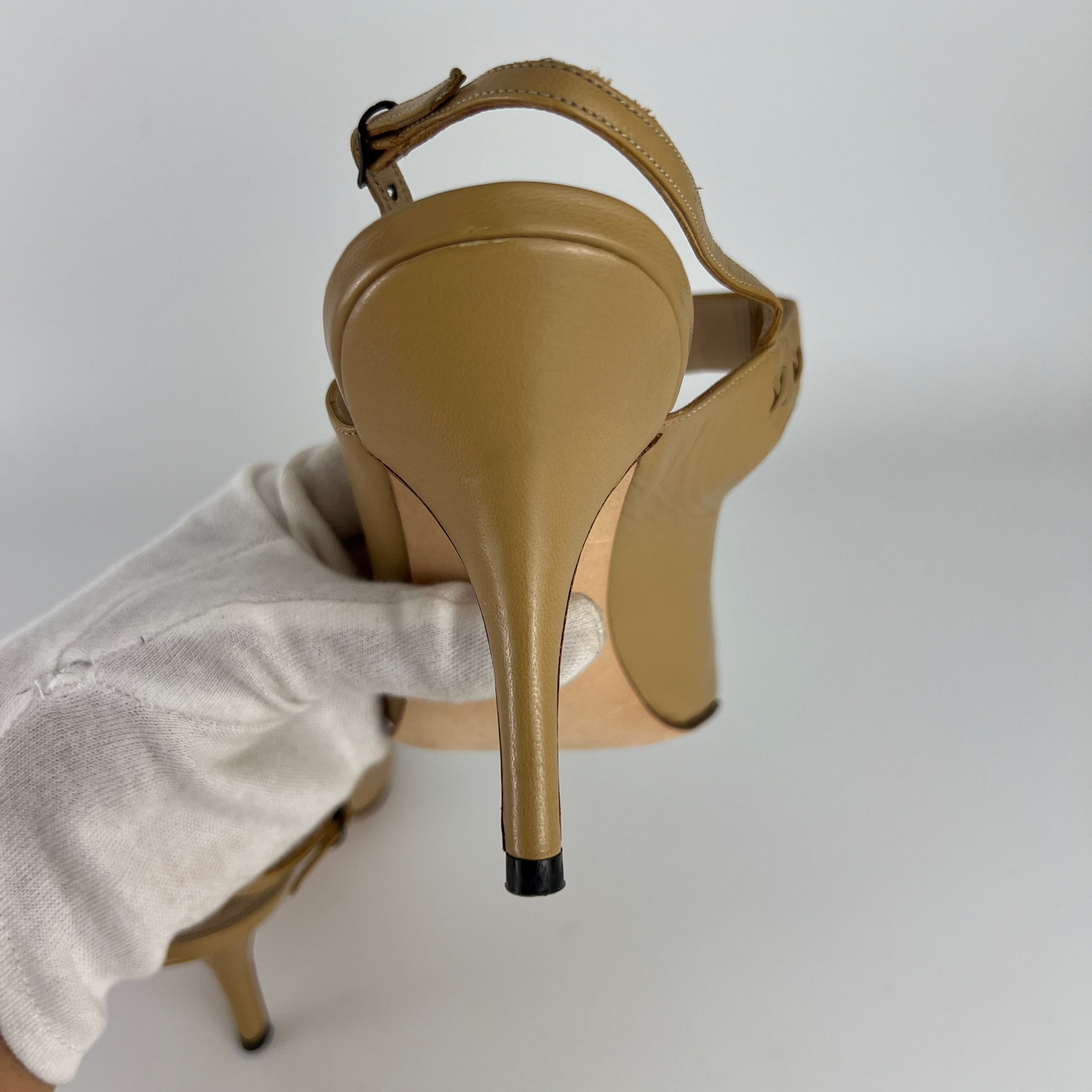 Manolo Blahnik | Vintage Nude Leather Pointed Toe Slingback Heels (39)