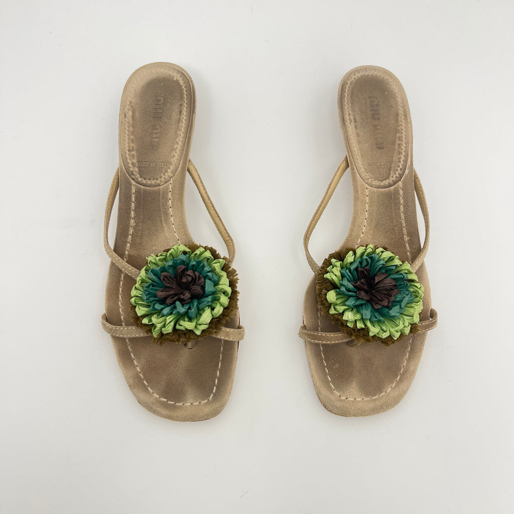 Miu Miu | Tan Beige Suede Leather Green Raffia Flower Kitten Heel Thong Mules Y2K (37)