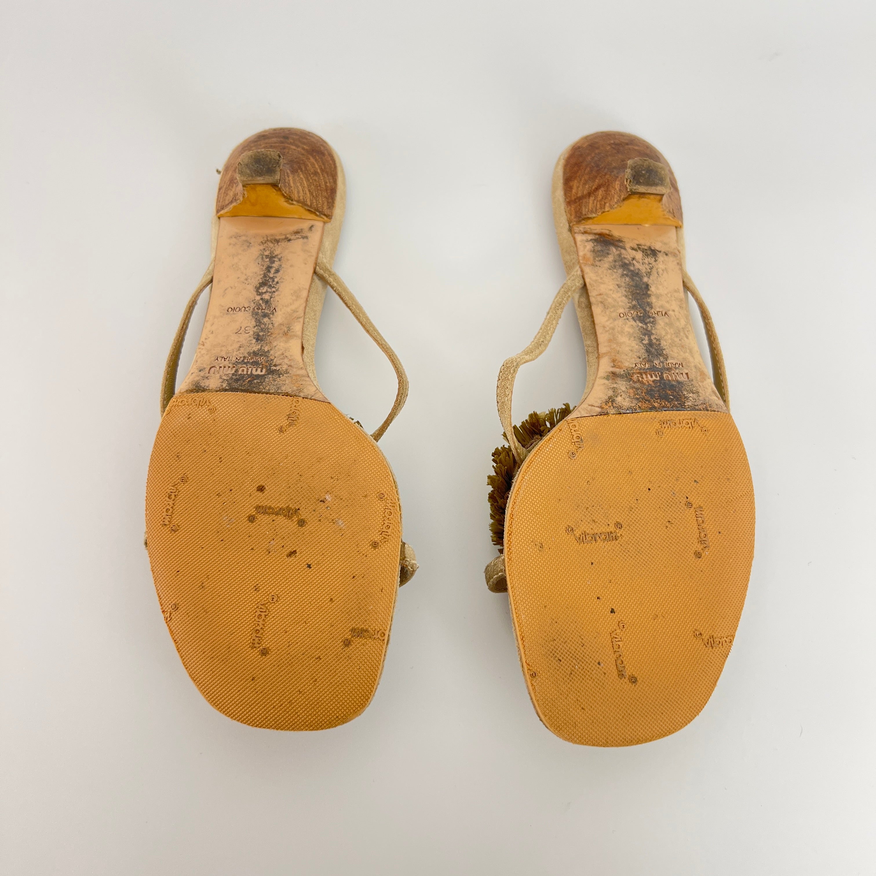 Miu Miu | Tan Beige Suede Leather Green Raffia Flower Kitten Heel Thong Mules Y2K (37)