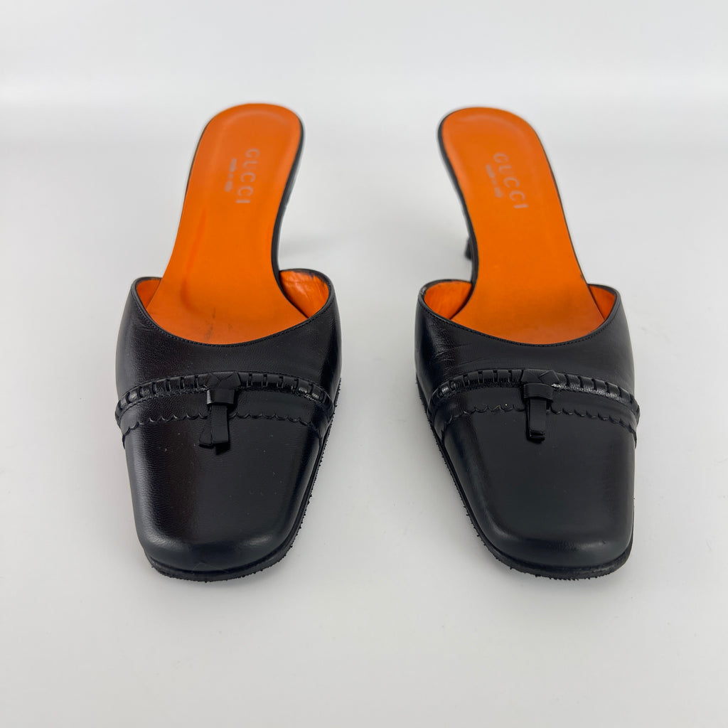 Gucci | Black Leather Closed Toe Brogue Tassel Orange Insole Mules (37C)