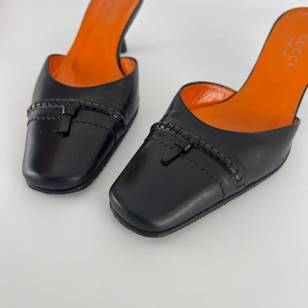 Gucci | Black Leather Closed Toe Brogue Tassel Orange Insole Mules (37C)