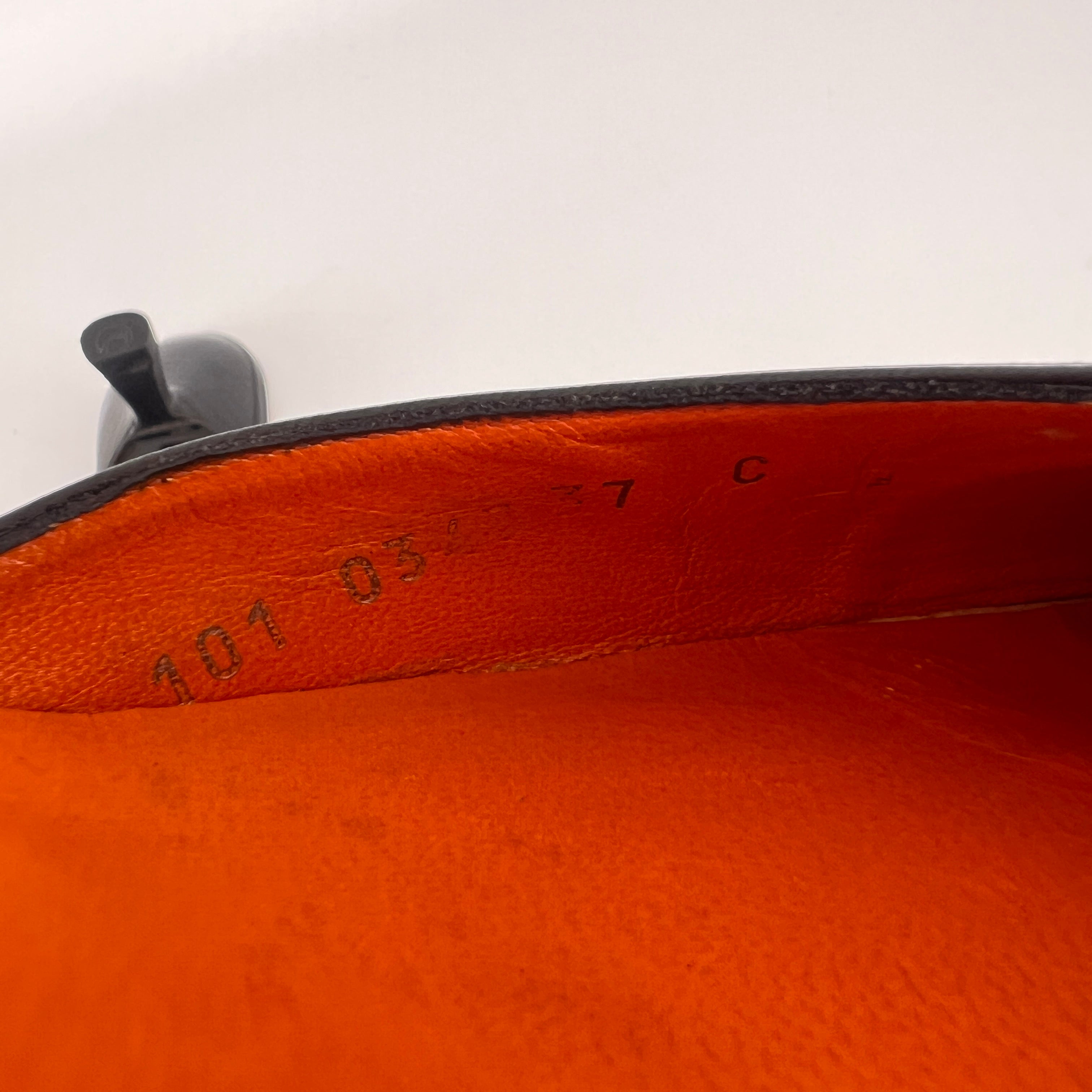 Gucci | Black Leather Closed Toe Brogue Tassel Orange Insole Mules (37C)