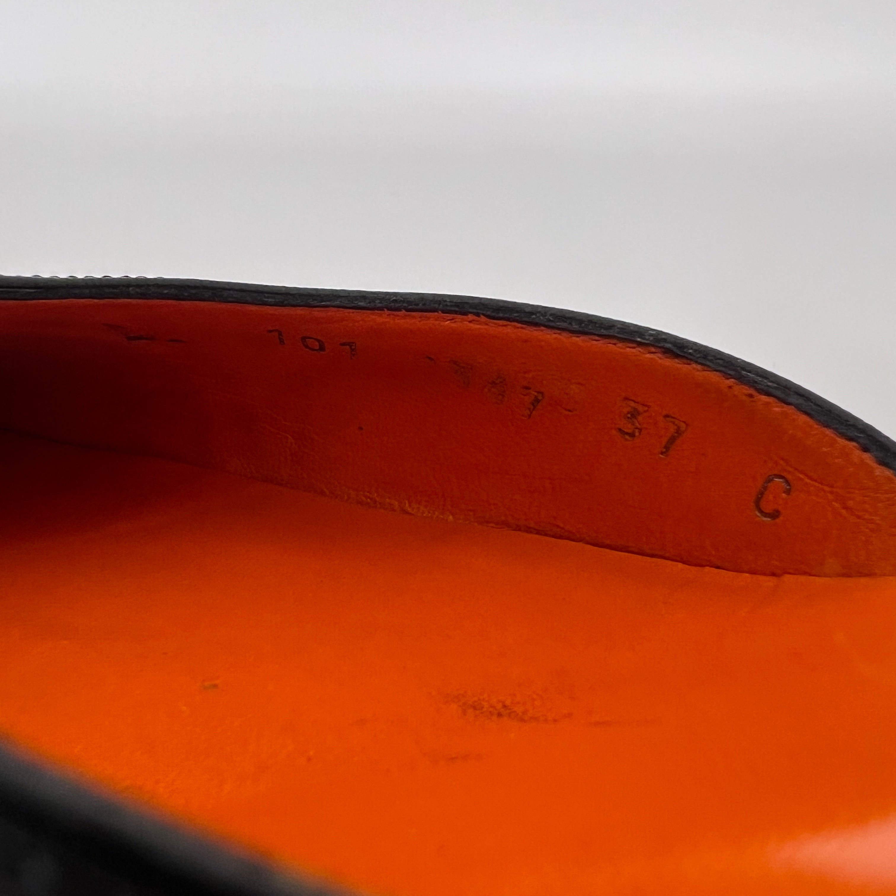 Gucci | Black Leather Closed Toe Brogue Tassel Orange Insole Mules (37C)