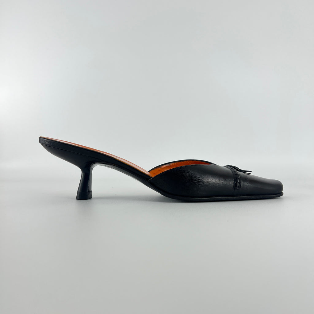 Gucci | Black Leather Closed Toe Brogue Tassel Orange Insole Mules (37C)
