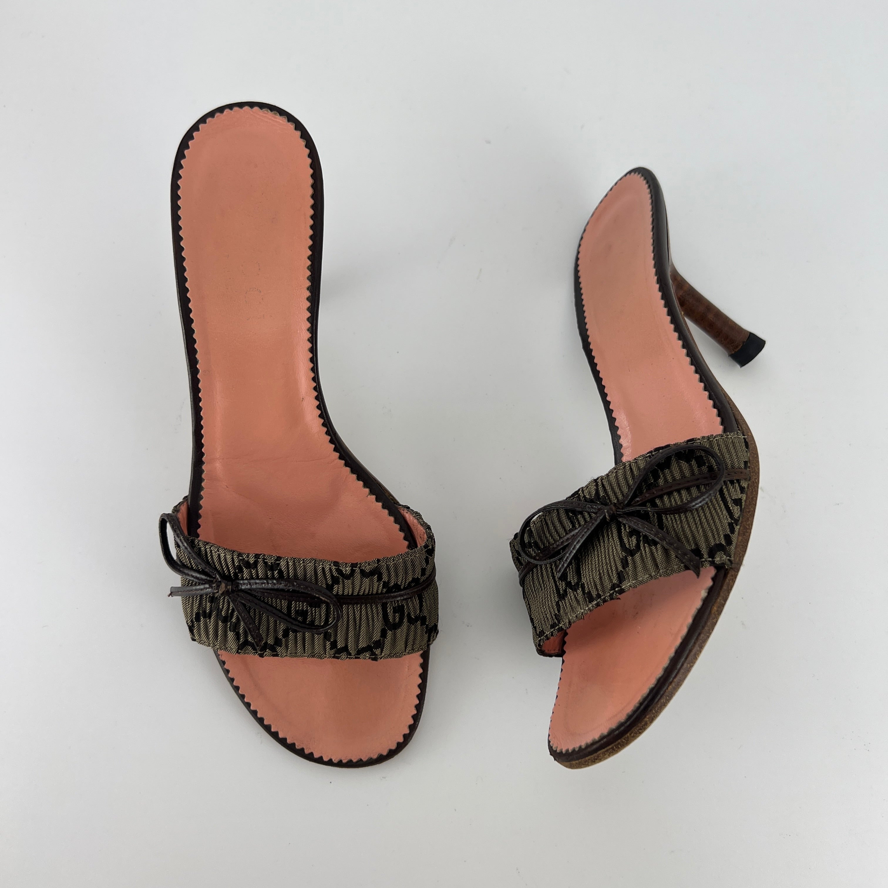 Gucci | Vintage GG Monogram Brown Bow Pink Leather Insole Slide Mules (35.5)