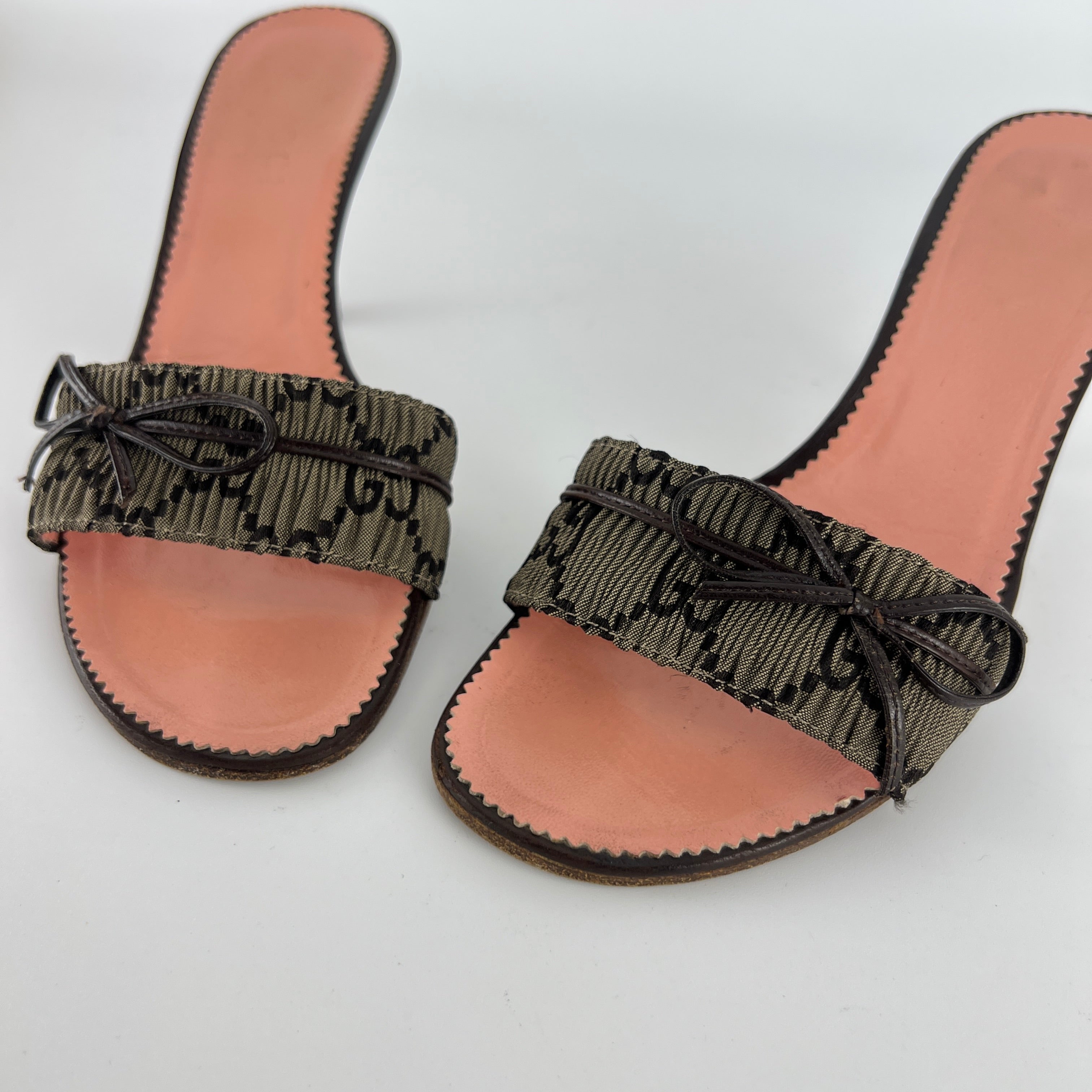 Gucci | Vintage GG Monogram Brown Bow Pink Leather Insole Slide Mules (35.5)