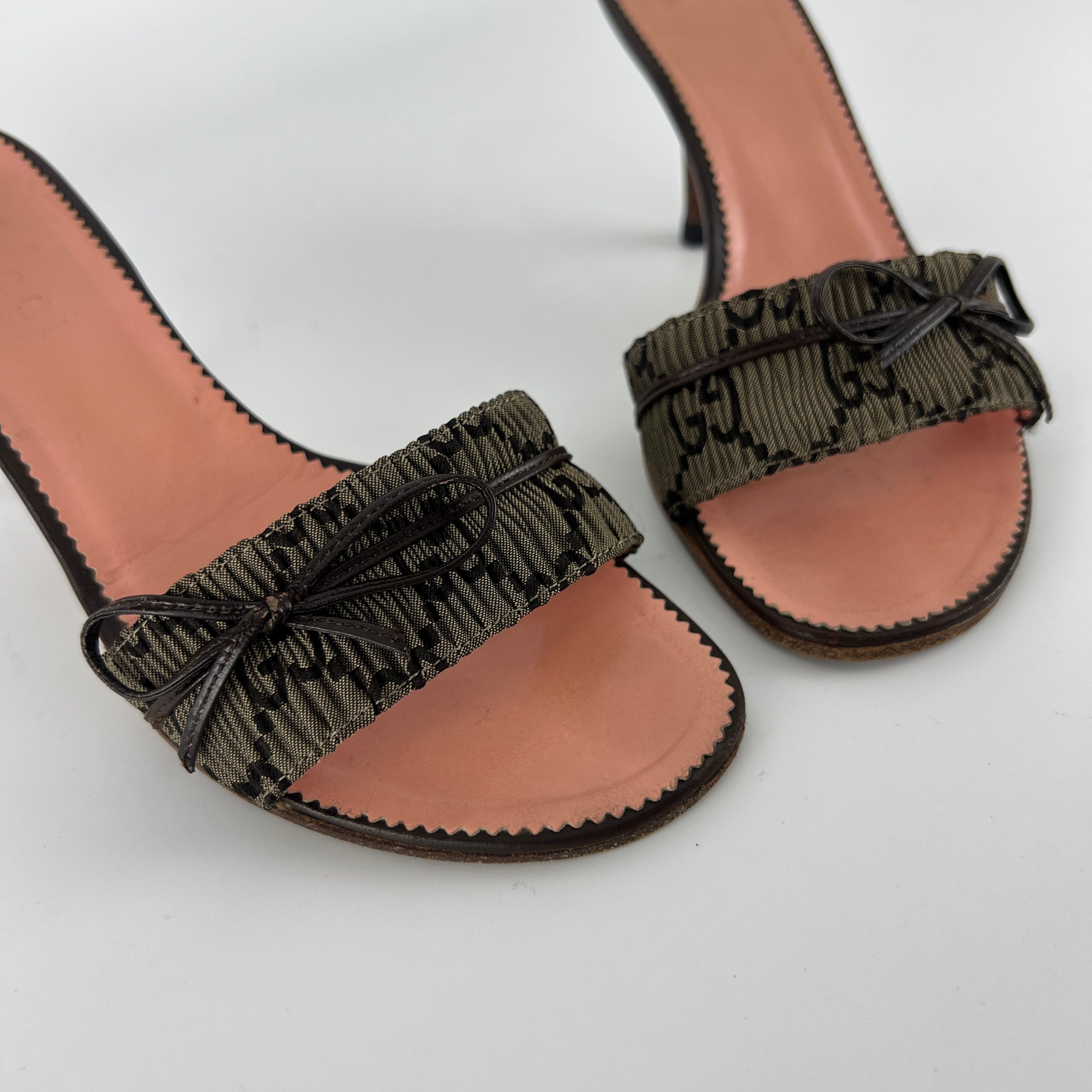 Gucci | Vintage GG Monogram Brown Bow Pink Leather Insole Slide Mules (35.5)
