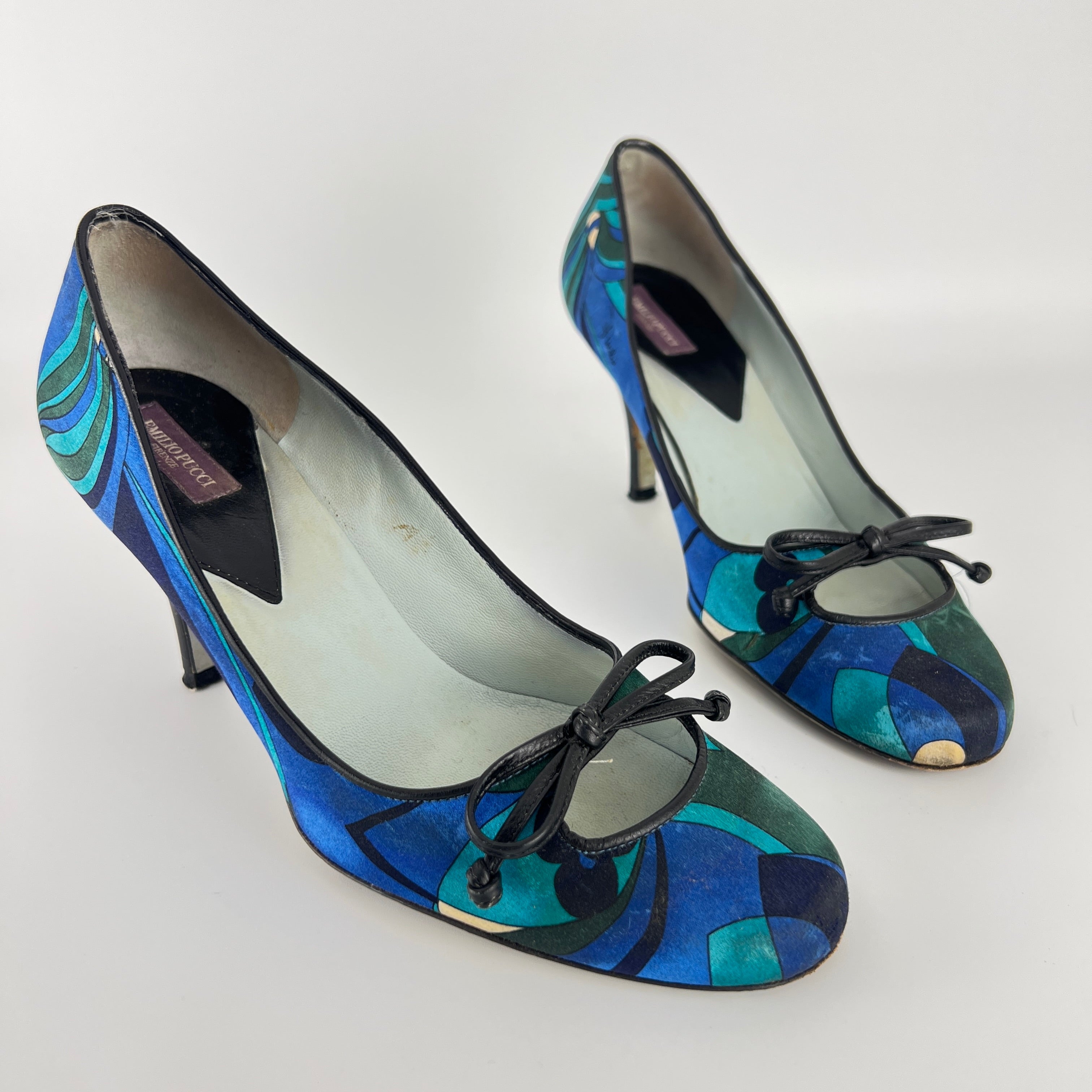 Emilio Pucci | Vintage Blue Satin Pattern Black Leather Bow Pump Heel (36.5)