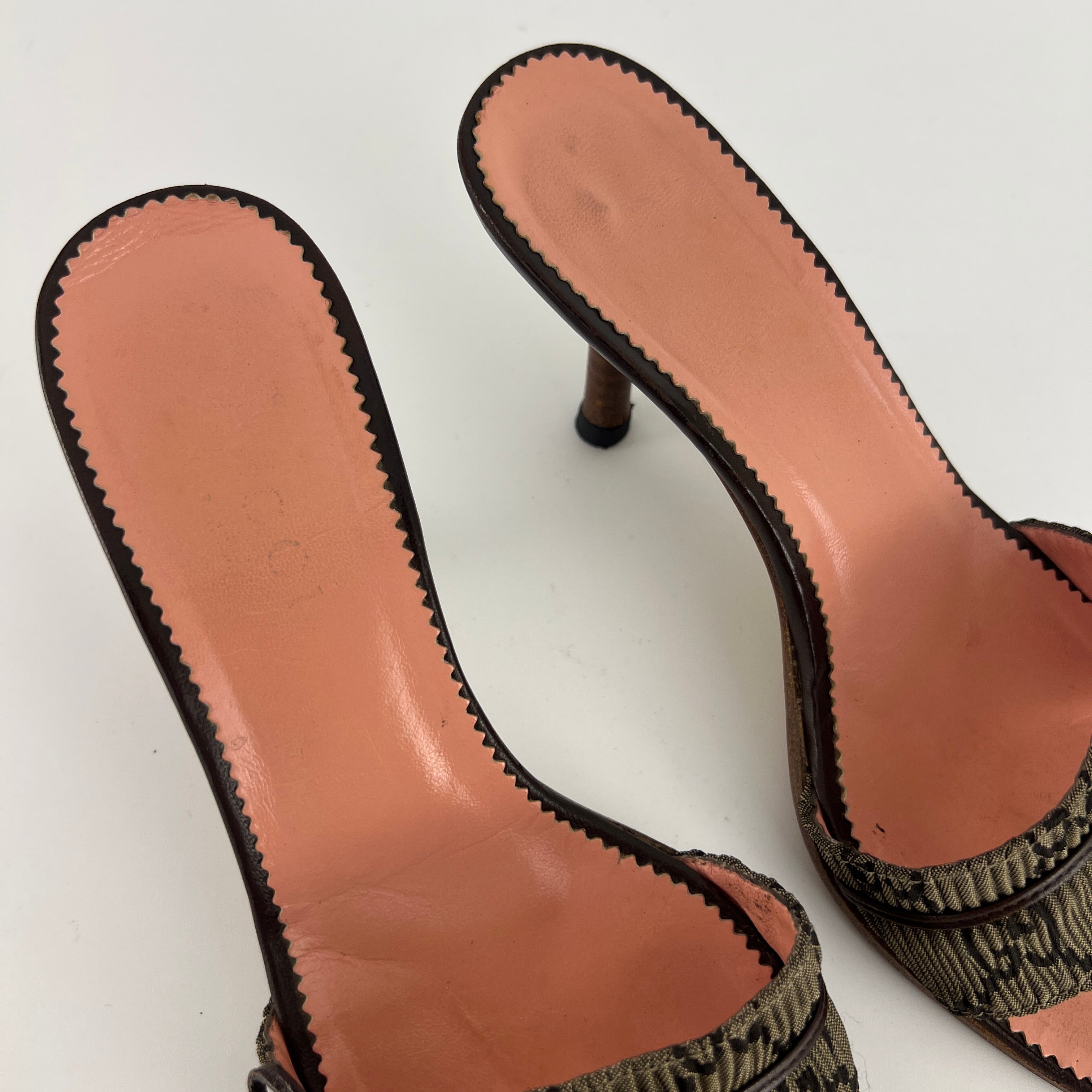 Gucci | Vintage GG Monogram Brown Bow Pink Leather Insole Slide Mules (35.5)