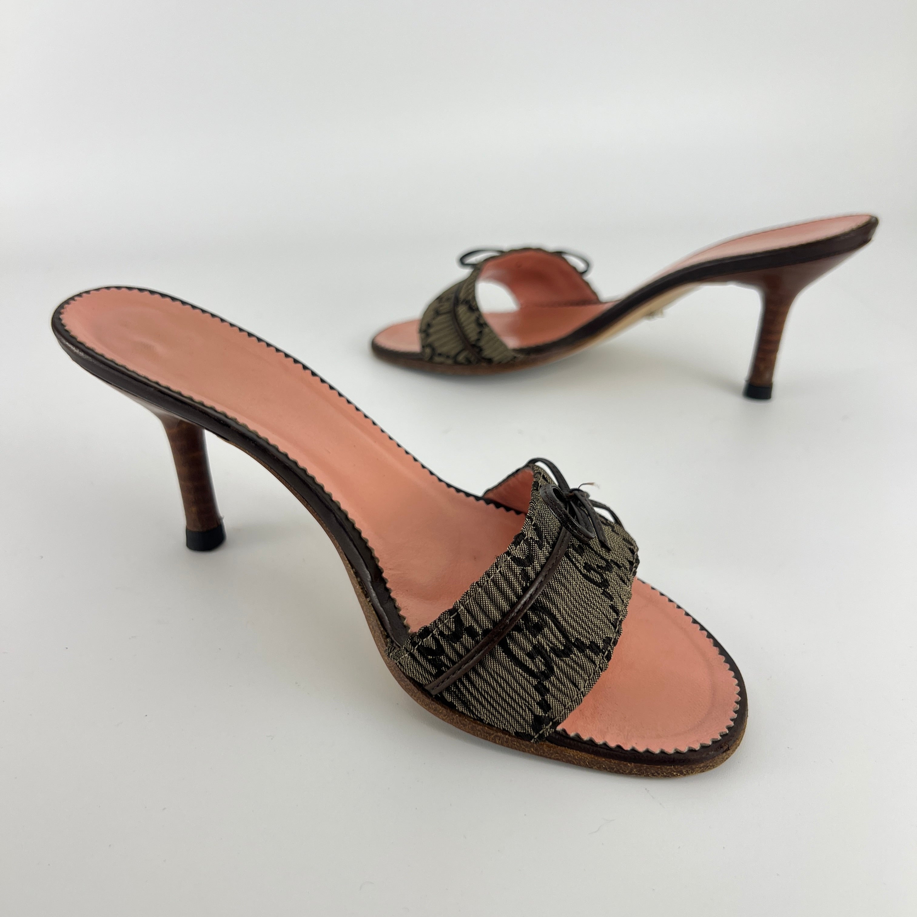 Gucci | Vintage GG Monogram Brown Bow Pink Leather Insole Slide Mules (35.5)