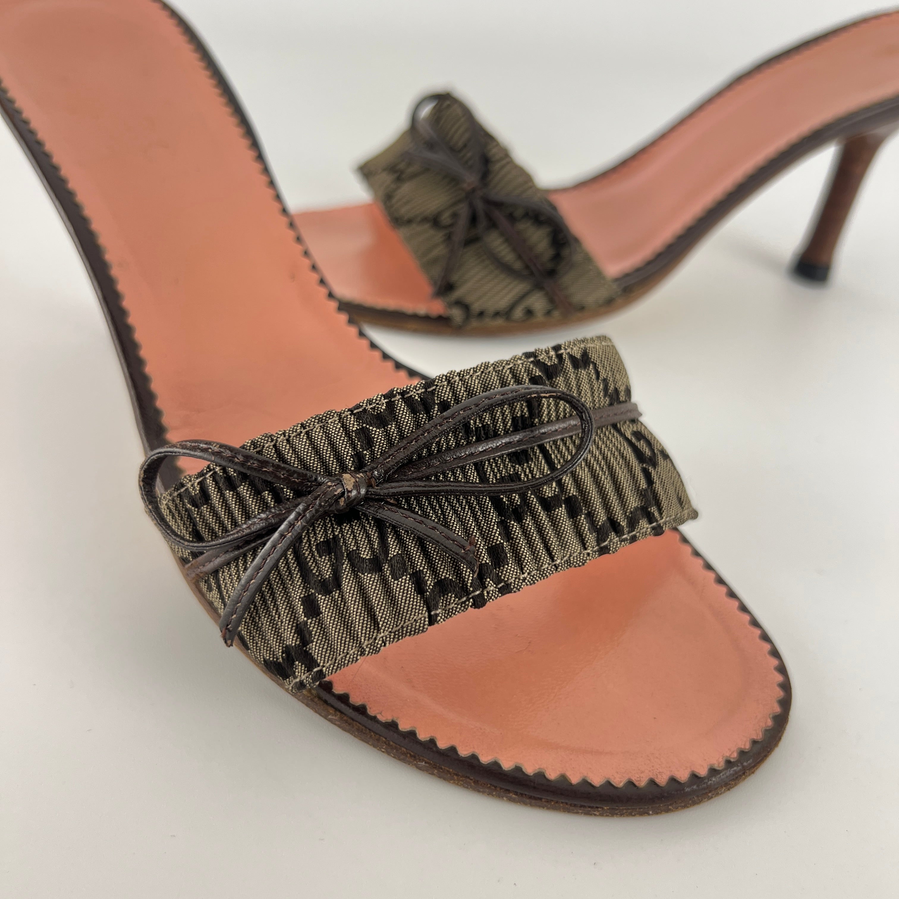 Gucci | Vintage GG Monogram Brown Bow Pink Leather Insole Slide Mules (35.5)