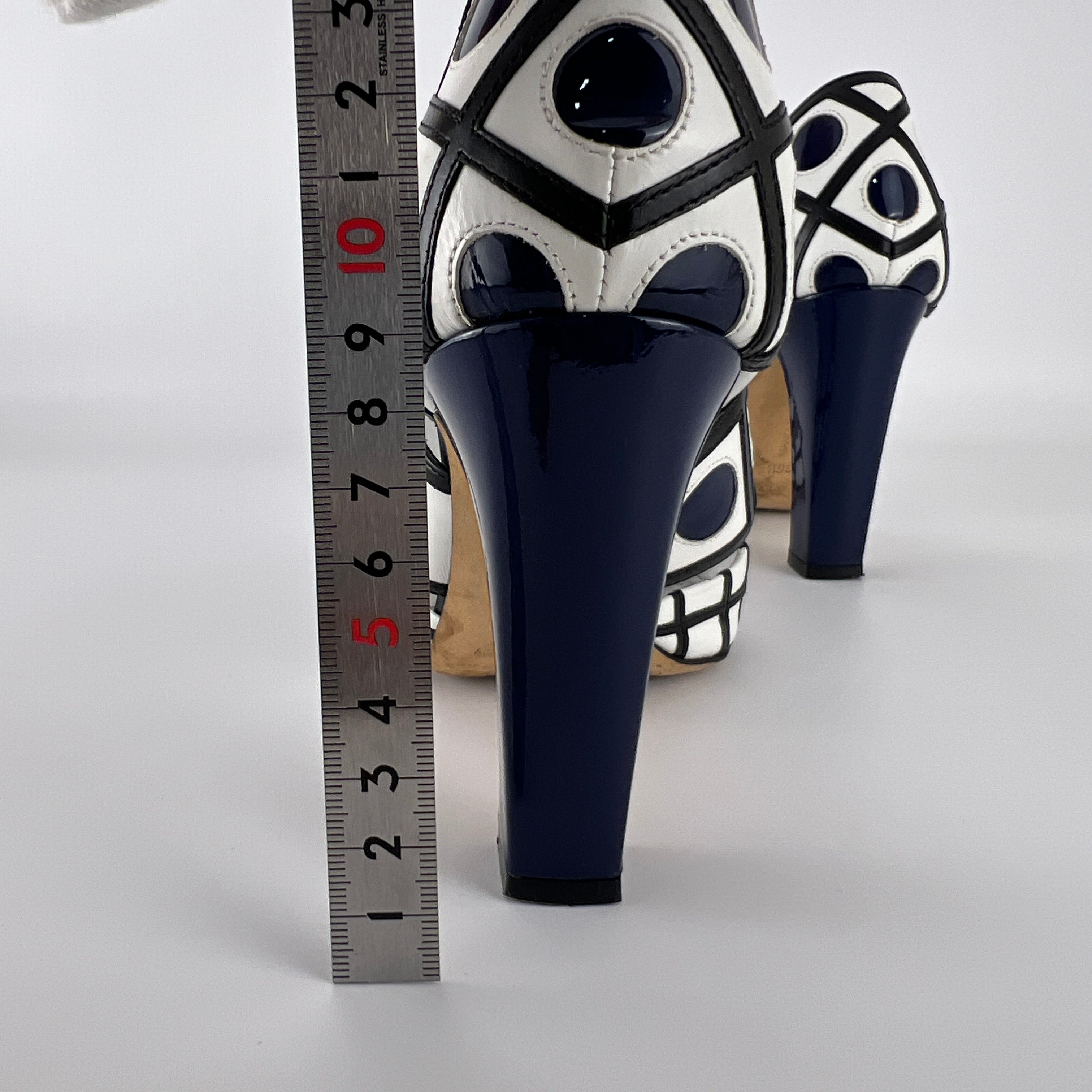 Manolo Blahnik | White Leather Black Grid Pattern Mary Jane Pumps (36.5)